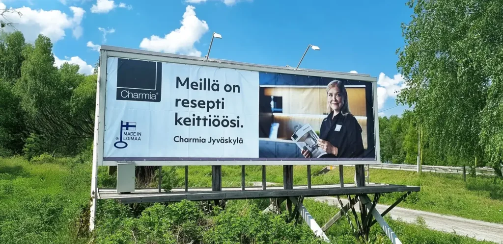 Banderolli tienvarressa, mainoslakana