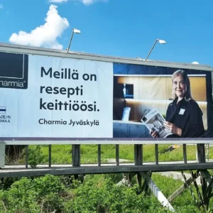 Banderolli tienvarressa, mainoslakana