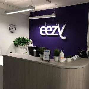 Kohokirjainmainos, Eezyn toimisto