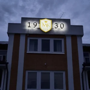 Hotelli Merikruunun logo, taustavalaistu valomainos