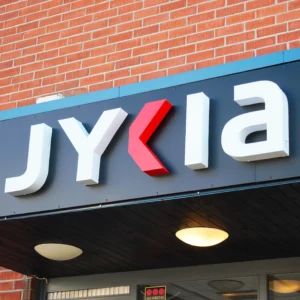 Jykian taustalevyllinen valomainos
